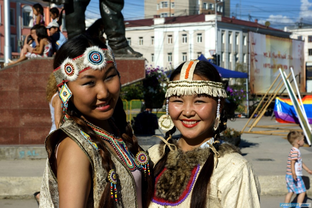 Many russian people. Якуты в вышиванках. Лыхота Якутск. Yakutsk people. Ngvtsna Якутск.